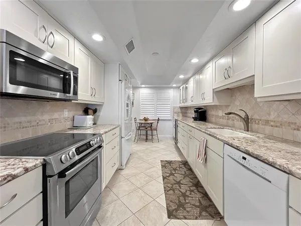 $6,000 | 4325 Gulf Of Mexico Drive, Unit 305, Longboat Key, FL 34228