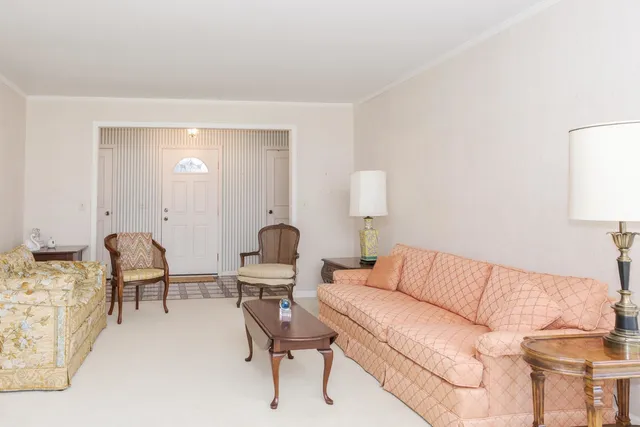 $325,000 | 2103 Hedgewood Drive, Bloomington, IL 61704