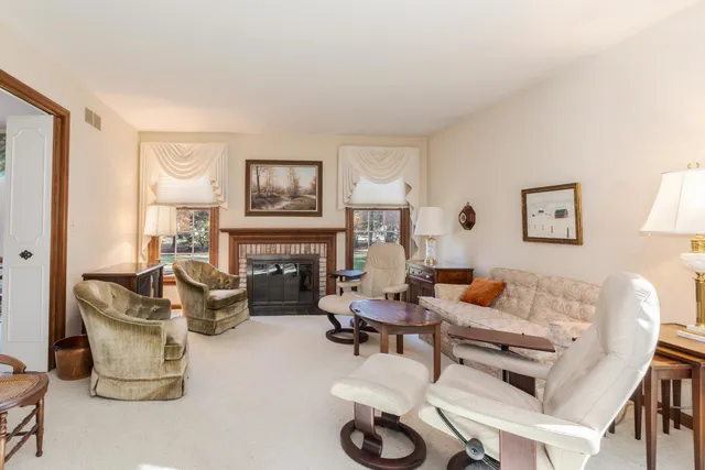 $325,000 | 2103 Hedgewood Drive, Bloomington, IL 61704