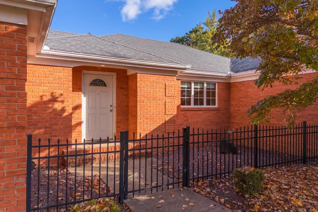 $325,000 | 2103 Hedgewood Drive, Bloomington, IL 61704