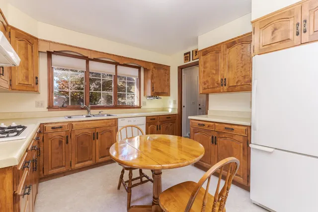 $325,000 | 2103 Hedgewood Drive, Bloomington, IL 61704