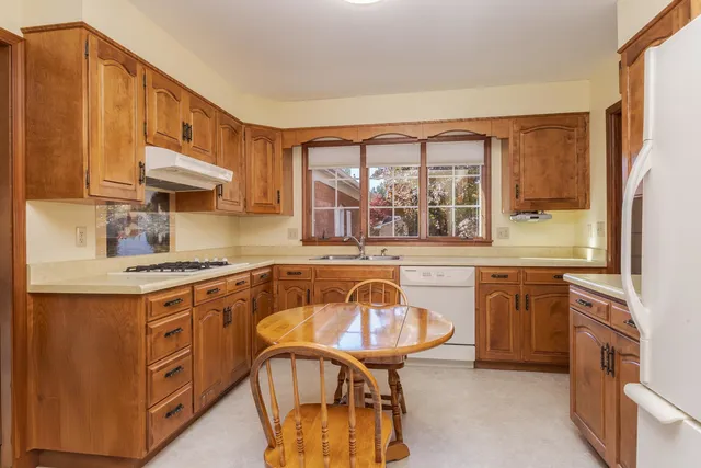 $325,000 | 2103 Hedgewood Drive, Bloomington, IL 61704