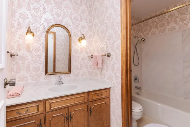 $325,000 | 2103 Hedgewood Drive, Bloomington, IL 61704