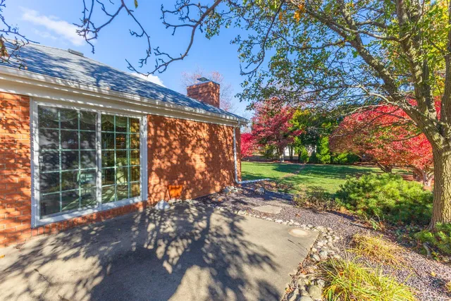 $325,000 | 2103 Hedgewood Drive, Bloomington, IL 61704