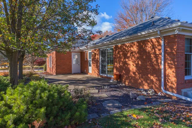 $325,000 | 2103 Hedgewood Drive, Bloomington, IL 61704