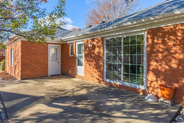 $325,000 | 2103 Hedgewood Drive, Bloomington, IL 61704