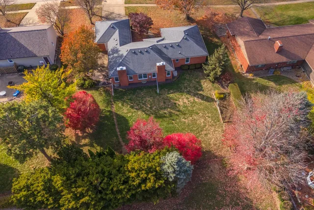 $325,000 | 2103 Hedgewood Drive, Bloomington, IL 61704