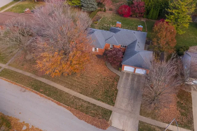 $325,000 | 2103 Hedgewood Drive, Bloomington, IL 61704