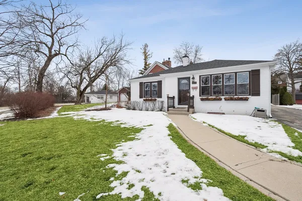 $5,000 | 689 East Illinois Road, Lake Forest, IL 60045