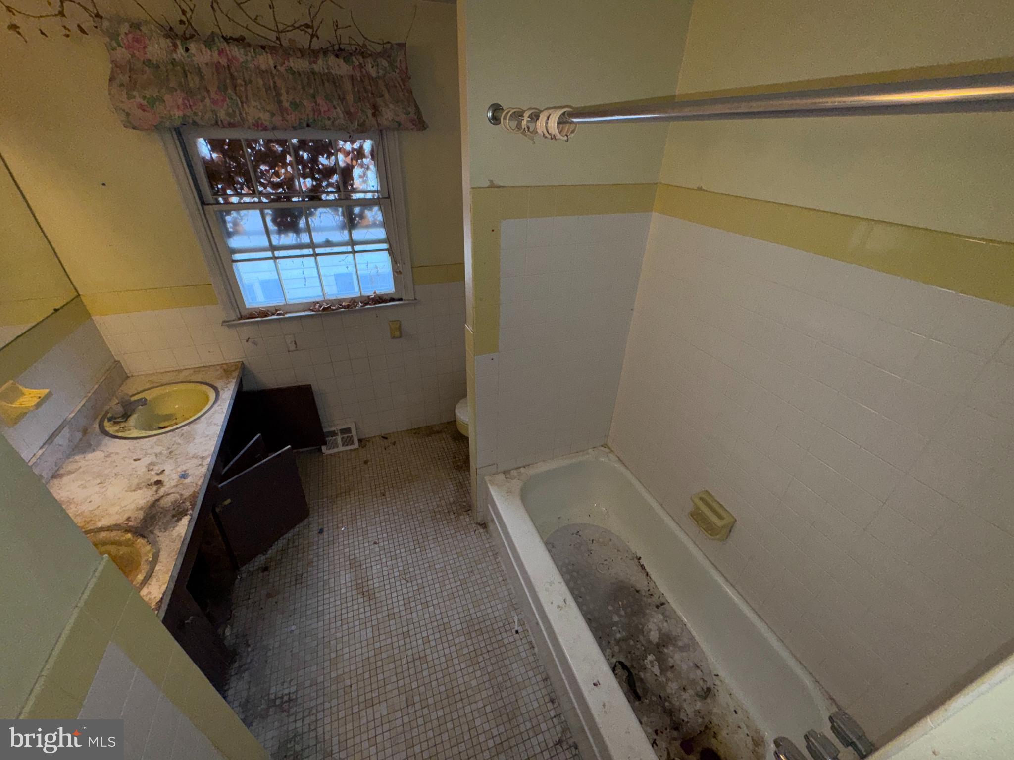 464 Foulke Lane Springfield, PA 19064 - Photo 20 of 27 full hall bathroom
