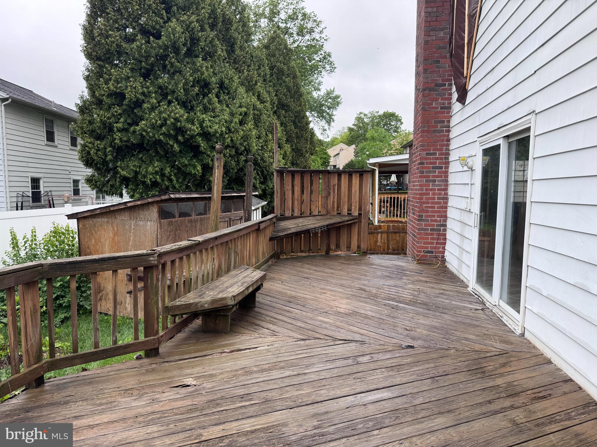 464 Foulke Lane Springfield, PA 19064 - Photo 4 of 27 side deck