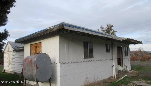 4410 Thorp Road Moxee, WA 98936 - Photo 2 of 6 a front view of a house with garden
