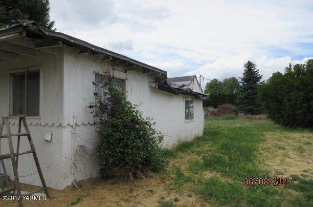 4410 Thorp Road Moxee, WA 98936 - Photo 4 of 6 a backyard of a house with lots of green space