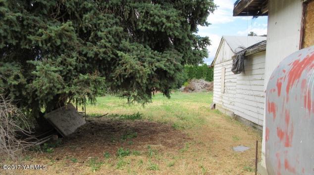 4410 Thorp Road Moxee, WA 98936 - Photo 5 of 6 a view of outdoor space and yard