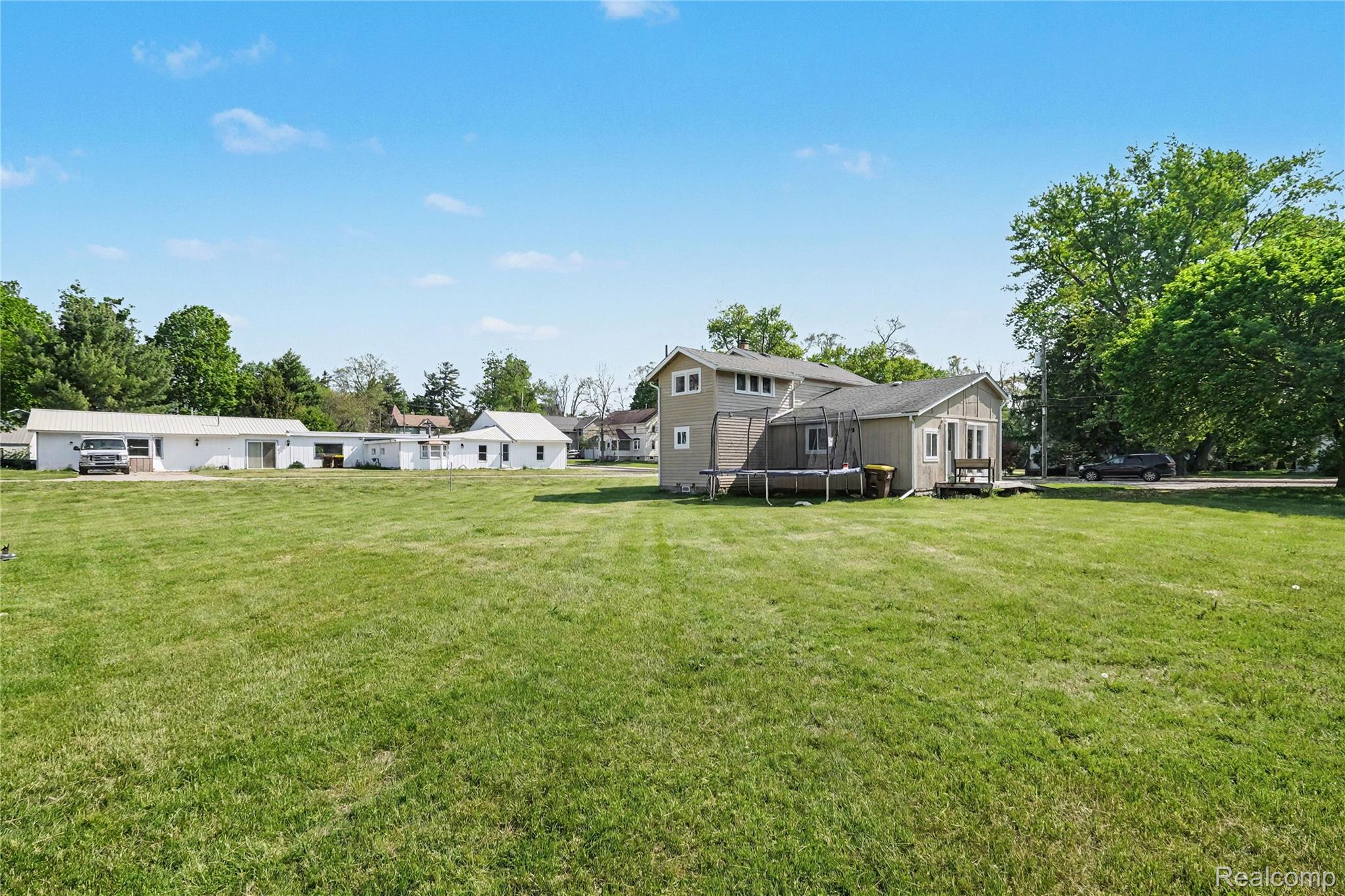 306 Mill Street Pinckney, MI 48169 - Photo 5 of 29 Tons of space to spread out