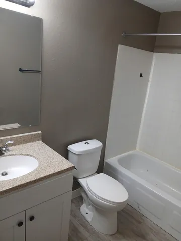 $950 | 801 Pearl Avenue, Unit 106, Marshall, MN 56258