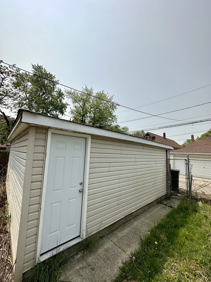 7828 South Carpenter Street Chicago, IL 60620 - Photo 18 of 18 a view of a back yard of the house