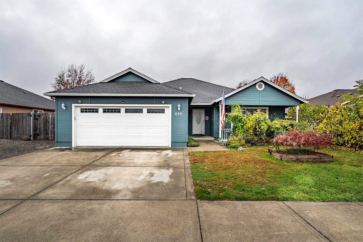 889 Win Way Eagle Point, OR 97524 - Photo 1 of 27 DSC01680