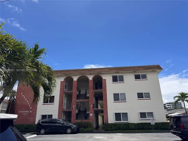 $1,500 | 2210 Taylor Street, Unit 305, Hollywood, FL 33020