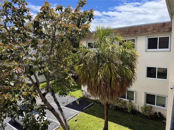 $1,500 | 2210 Taylor Street, Unit 305, Hollywood, FL 33020