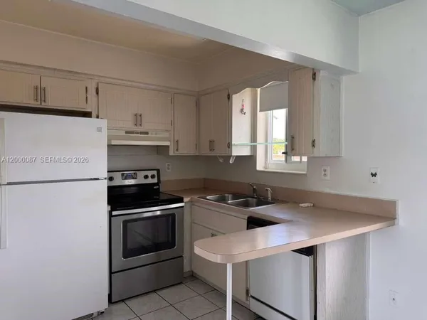 $1,500 | 2210 Taylor Street, Unit 305, Hollywood, FL 33020