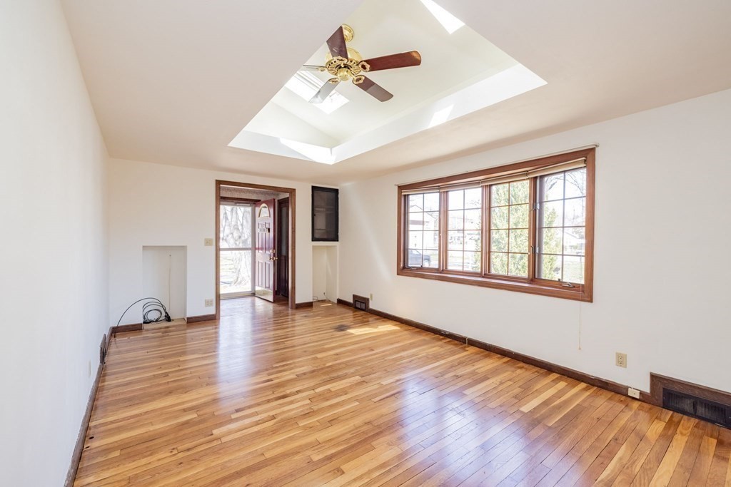 43 Griffin Street Springfield, MA 01104 - Photo 5 of 20