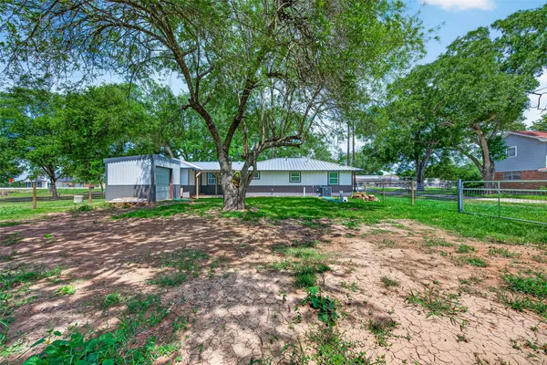 $2,100 | 15230 Highway 36, Needville, TX 77461