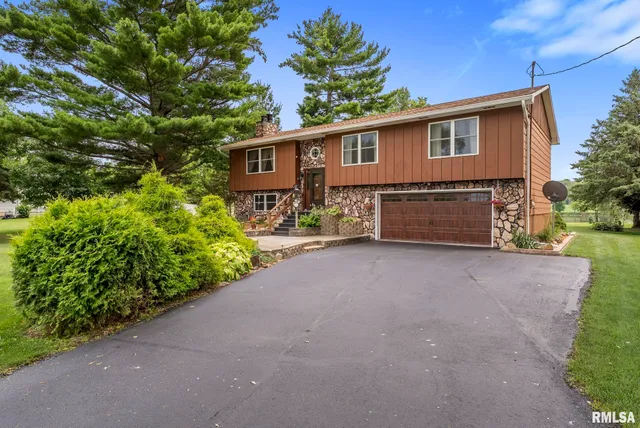 $370,000 | 25622 1st Avenue North, Hillsdale, IL 61257