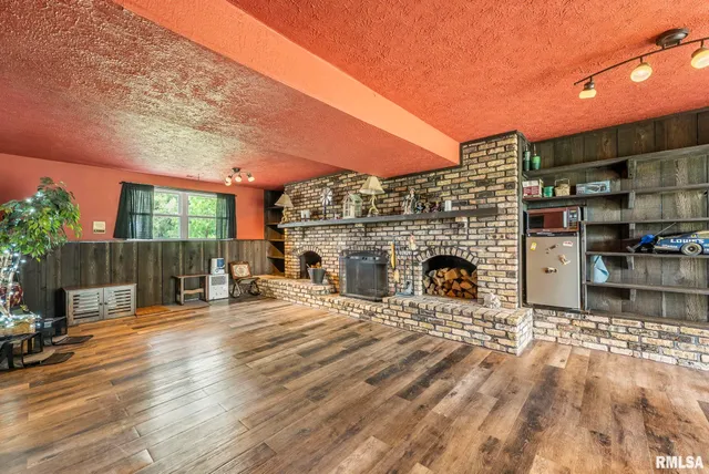 $370,000 | 25622 1st Avenue North, Hillsdale, IL 61257