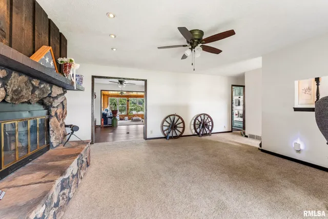 $370,000 | 25622 1st Avenue North, Hillsdale, IL 61257