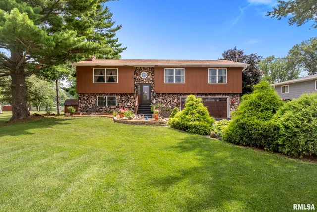 $370,000 | 25622 1st Avenue North, Hillsdale, IL 61257