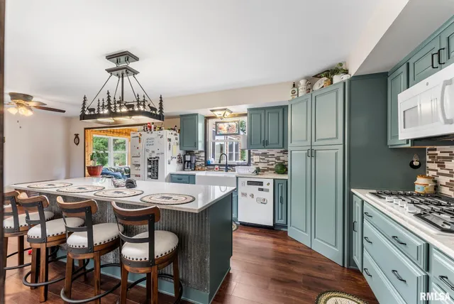 $370,000 | 25622 1st Avenue North, Hillsdale, IL 61257