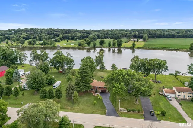 $370,000 | 25622 1st Avenue North, Hillsdale, IL 61257