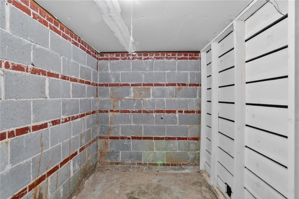 578 Goldsboro Road Northeast, Unit D Atlanta, GA 30307 - Photo 19 of 20 a bathroom with a shower