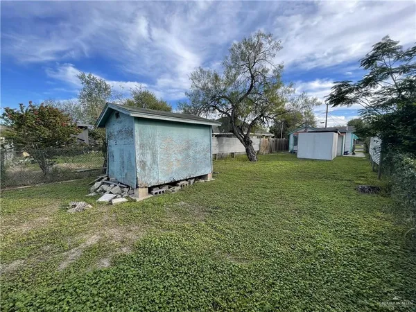 a view of a backyard