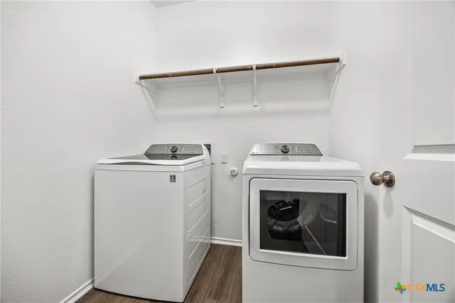 a close up view of a washer and dryer