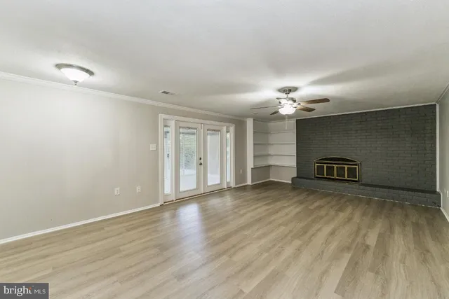 a view of empty room with window