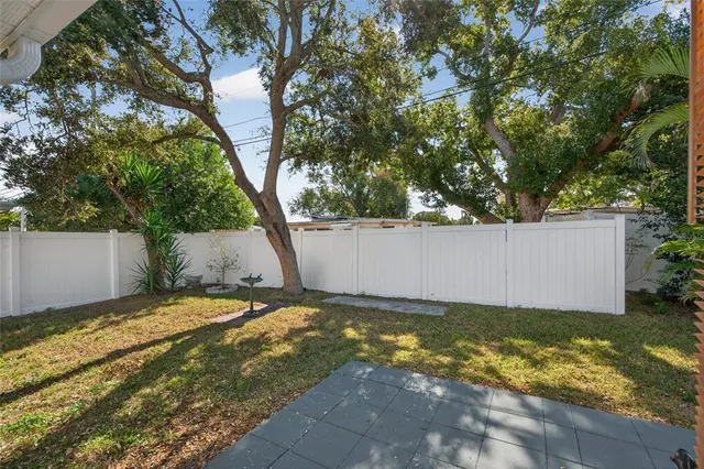 a view of a backyard