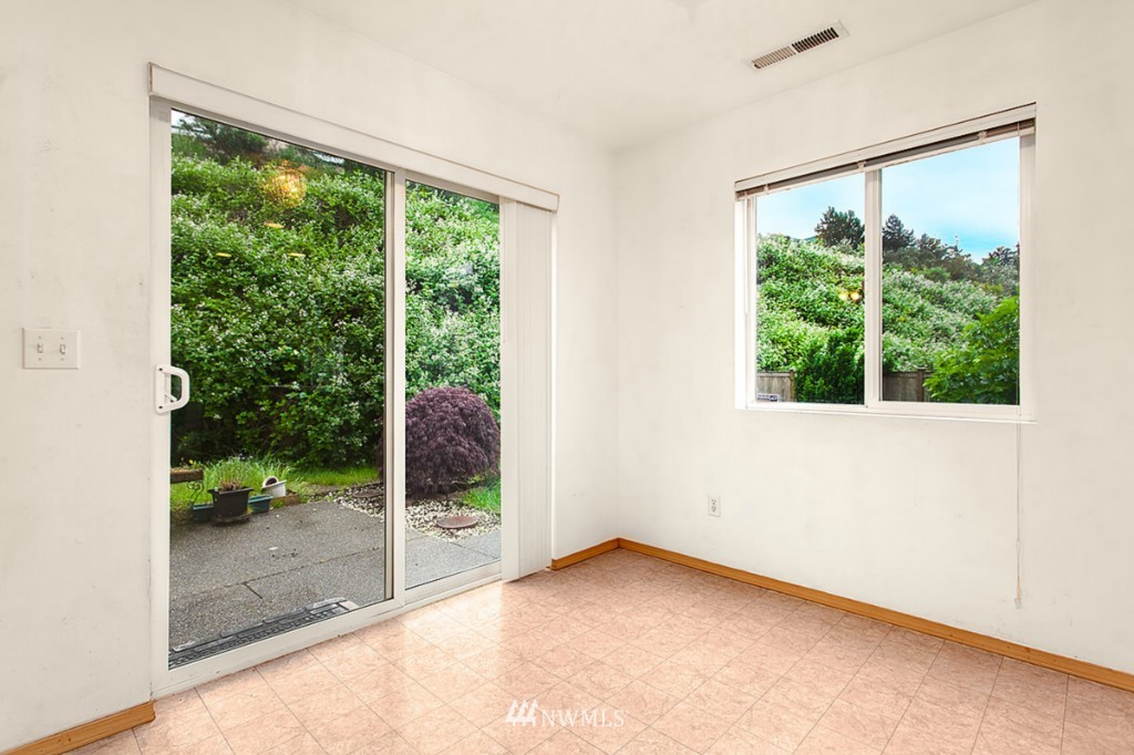 2615 Northeast 2nd Place Renton, WA 98056 - Photo 4 of 16