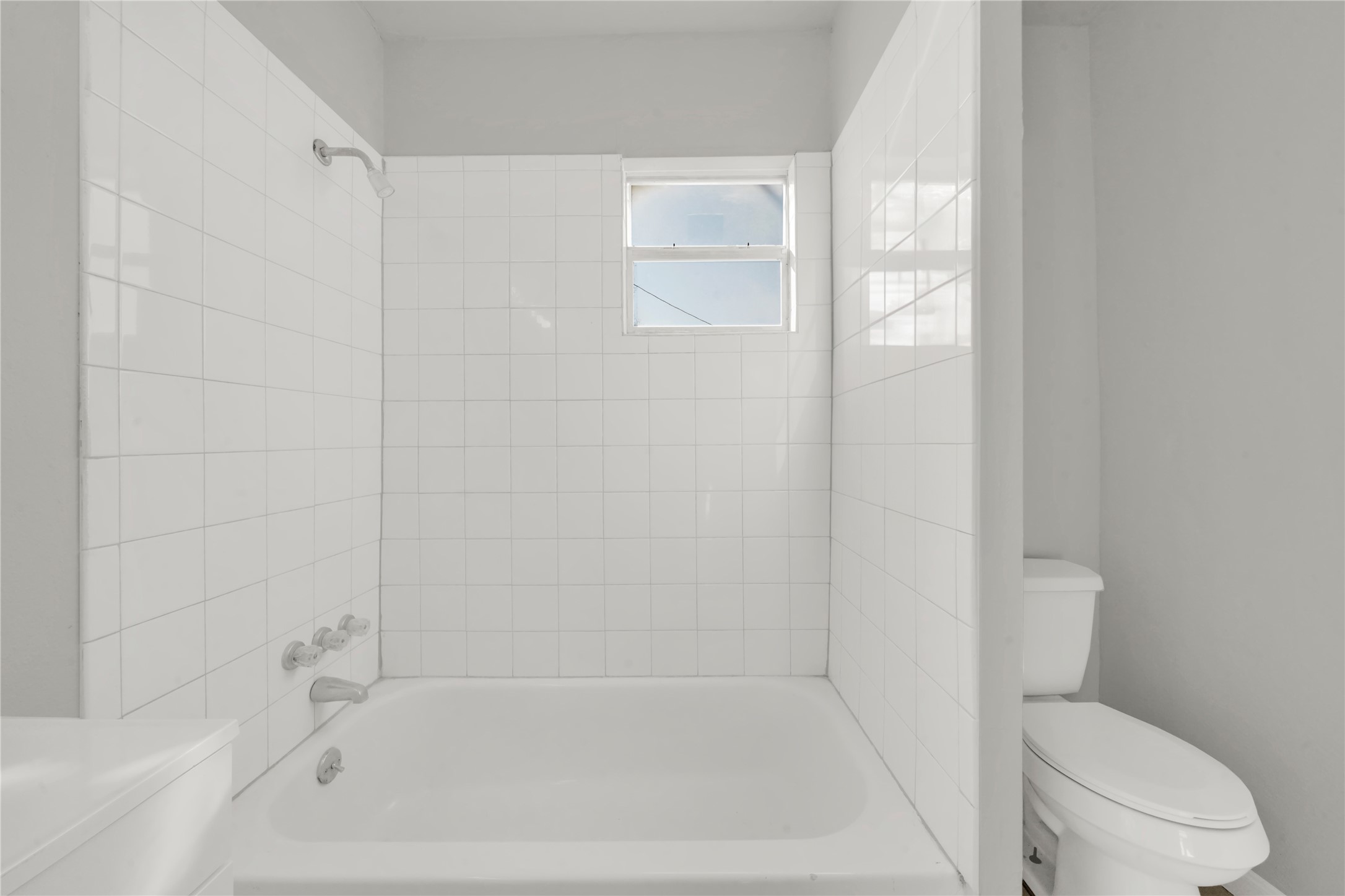 106 Hanover Street Houston, TX 77012 - Photo 49 of 49 a white bath tub sitting next to a toilet