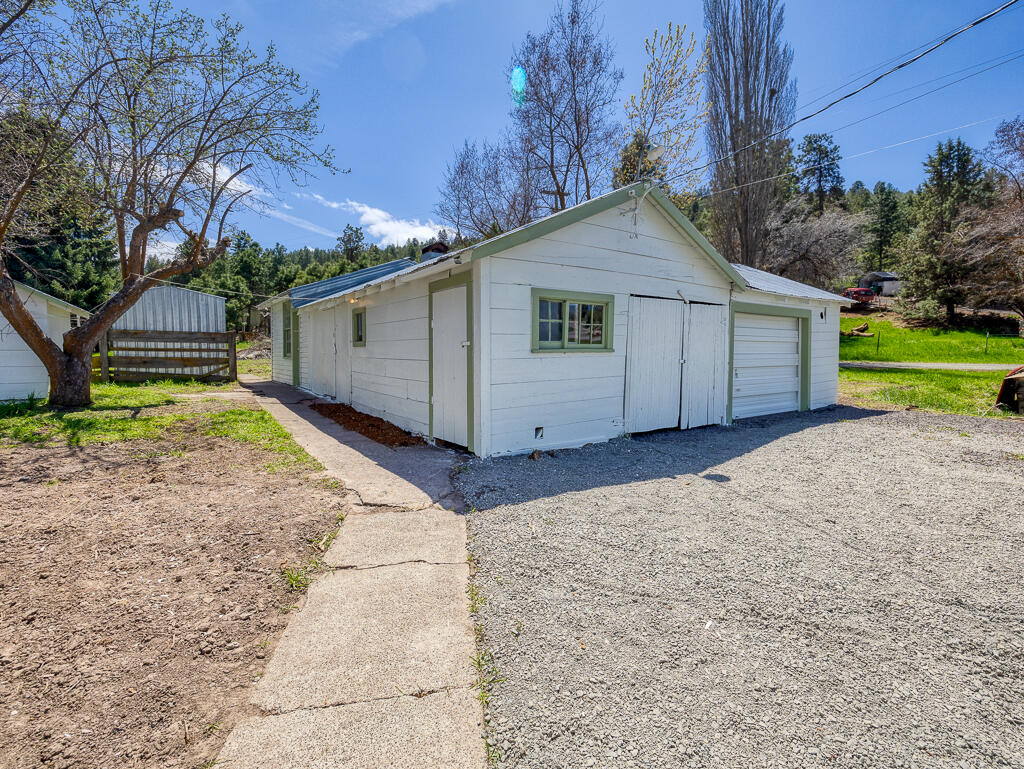 8841 Shady Pine Road Klamath Falls, OR 97601 - Photo 22 of 33 Garage shop