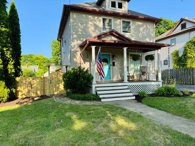 $300,000 | 926 Tappan Street, Woodstock, IL 60098