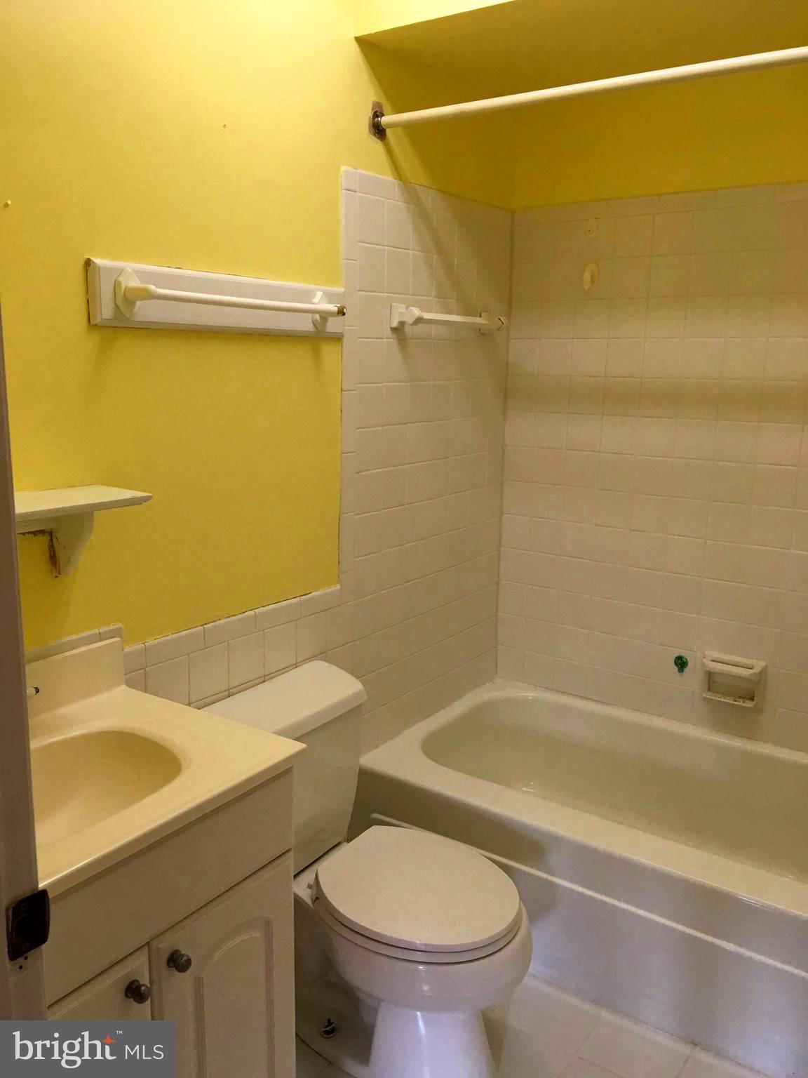 5905 Bayshire Road, Unit 182 Springfield, VA 22152 - Photo 15 of 27 Hall full bath!