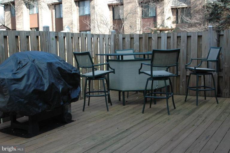 5384 Eliots Oak Road Columbia, MD 21044 - Photo 6 of 10 Deck