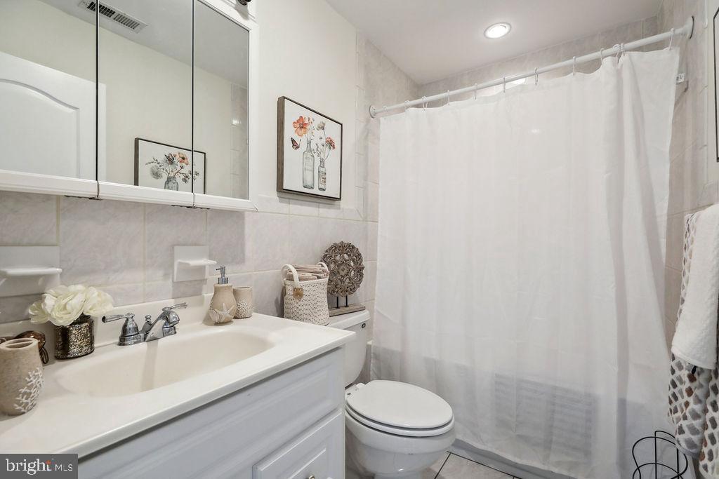 9 Blue Grass Road Clementon, NJ 08021 - Photo 42 of 47 Main Hall Bath