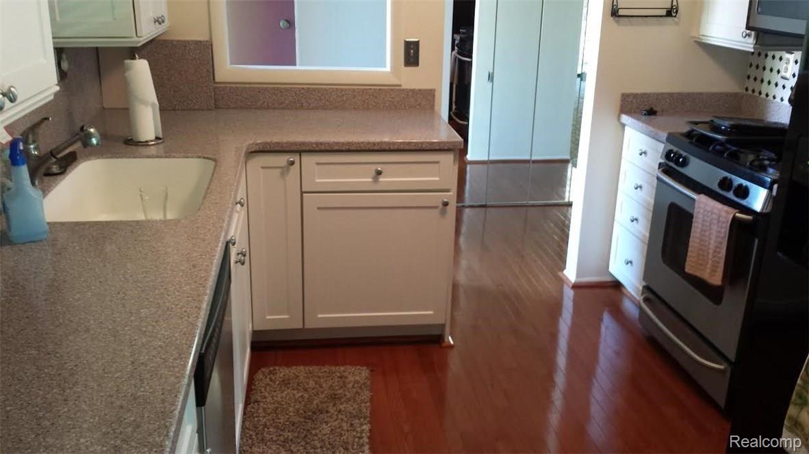 722 Oak Brook Ridge Drive, Unit 100 Rochester, MI 48307 - Photo 6 of 19 kit2.jpg