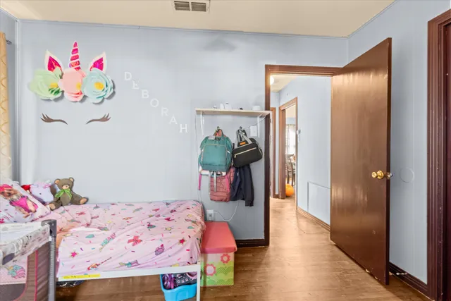 a view of a dinning table and chairs in patio