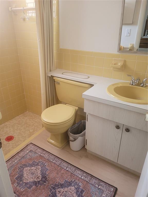 4230 Redcliff Place, Unit 4230 New Port Richey, FL 34652 - Photo 17 of 42 a bathroom with a toilet and a sink