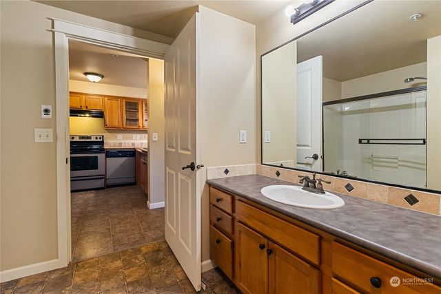 a en suite bathroom with a double vanity sink and a mirror