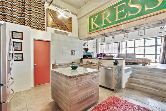 $2,800 | 100 West 5th Street, Unit 2G, Long Beach, CA 90802